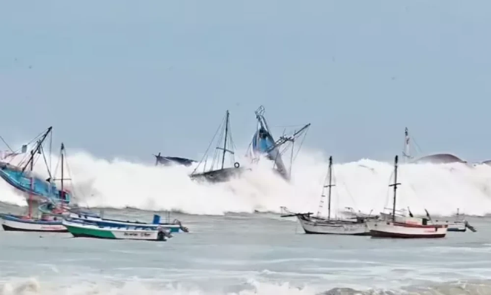 Έκλεισαν 91 από τα 121 λιμάνια του Περού λόγω τεράστιων κυμάτων (βίντεο)